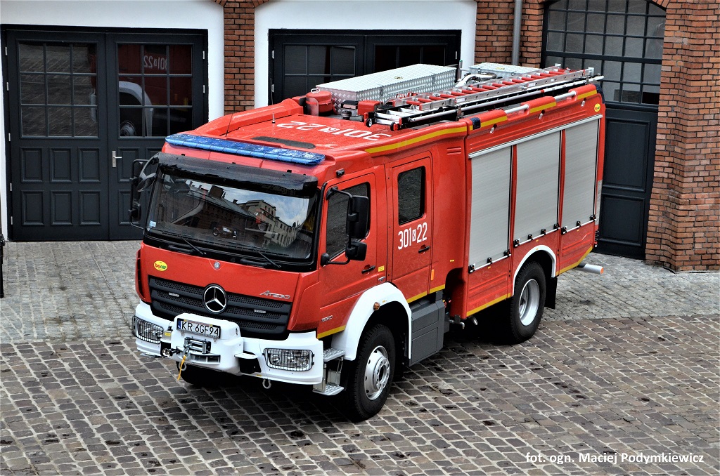  Zdjęcie przedstawia widok samochodu na tle garaży JRG 1