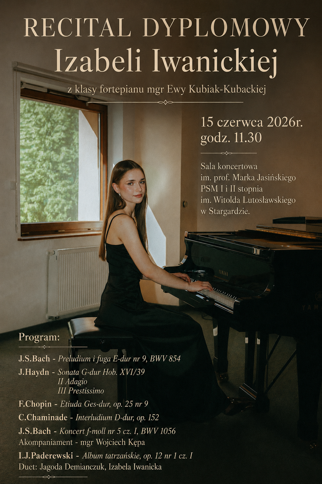 Plakat informujący o recitalu dyplomowym Izabeli Iwanickiej w dniu 15 czerwca 2026 o godzinie 11.30. Tło plakatu stanowi ściana klasy, na której widoczne są delikatne refleksy światła wpadającego przez okno znajdujące się po lewej stronie. Przy fortepianie siedzi uczennica, która spogląda przez ramię w stronę obserwatora, a jej dłonie spoczywają na klawiaturze instrumentu. Ma długie, rozpuszczone włosy i ubrana jest w elegancką czarną suknię na cienkich ramiączkach.