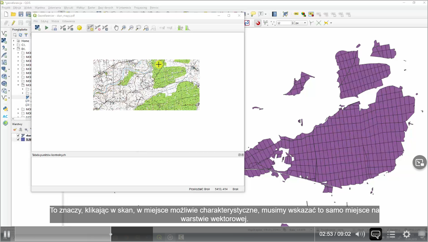 Fragment materiału video na temat nadawania georeferencji rastrowi w oprogramowaniu QGIS. Widać skan mapy rastrowej oraz warstwy wektorowe.