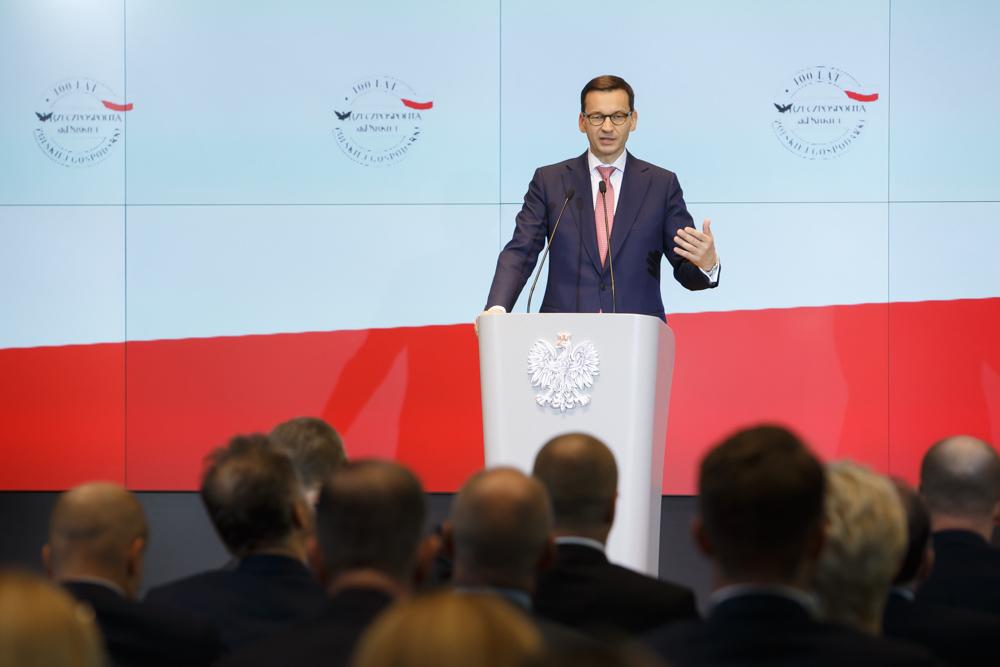 Premier Mateusz Morawiecki przy mównicy.
