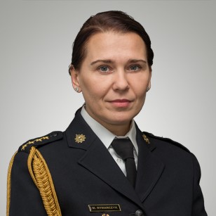 Główny księgowy wydziału finansów st. kpt. mgr inż. Magdalena Rymarczyk w mundurze galowym.