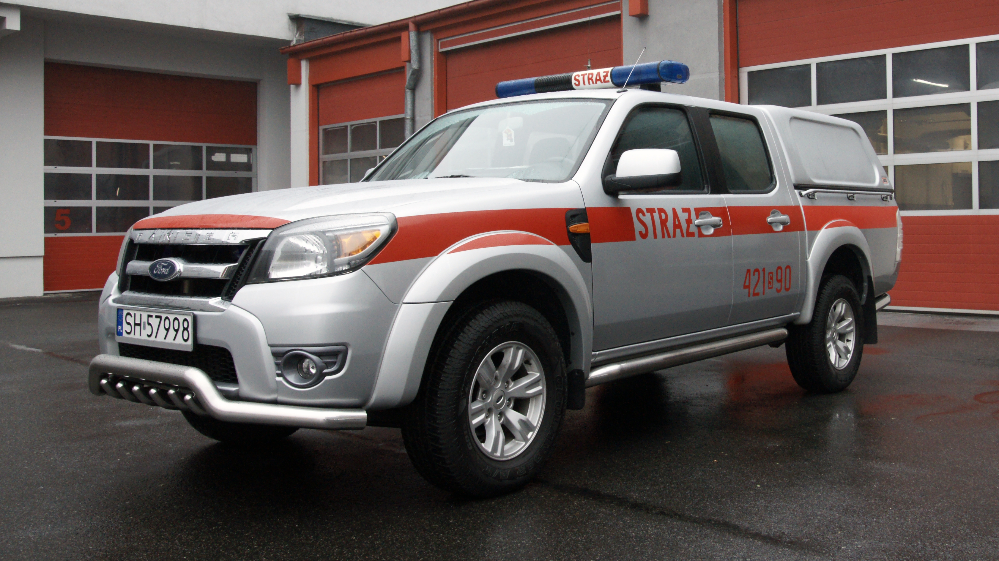 Na fotografii widoczny jest samochód operacyjny SLRR FORD RANGER