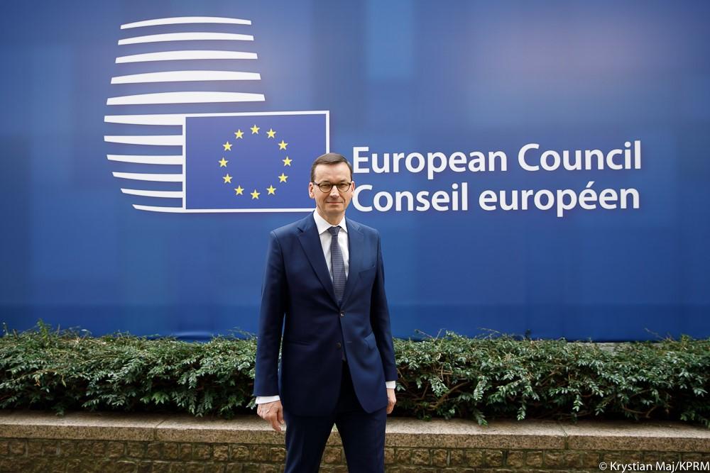Premier Mateusz Morawiecki w tle ściana przy budynku Rady.