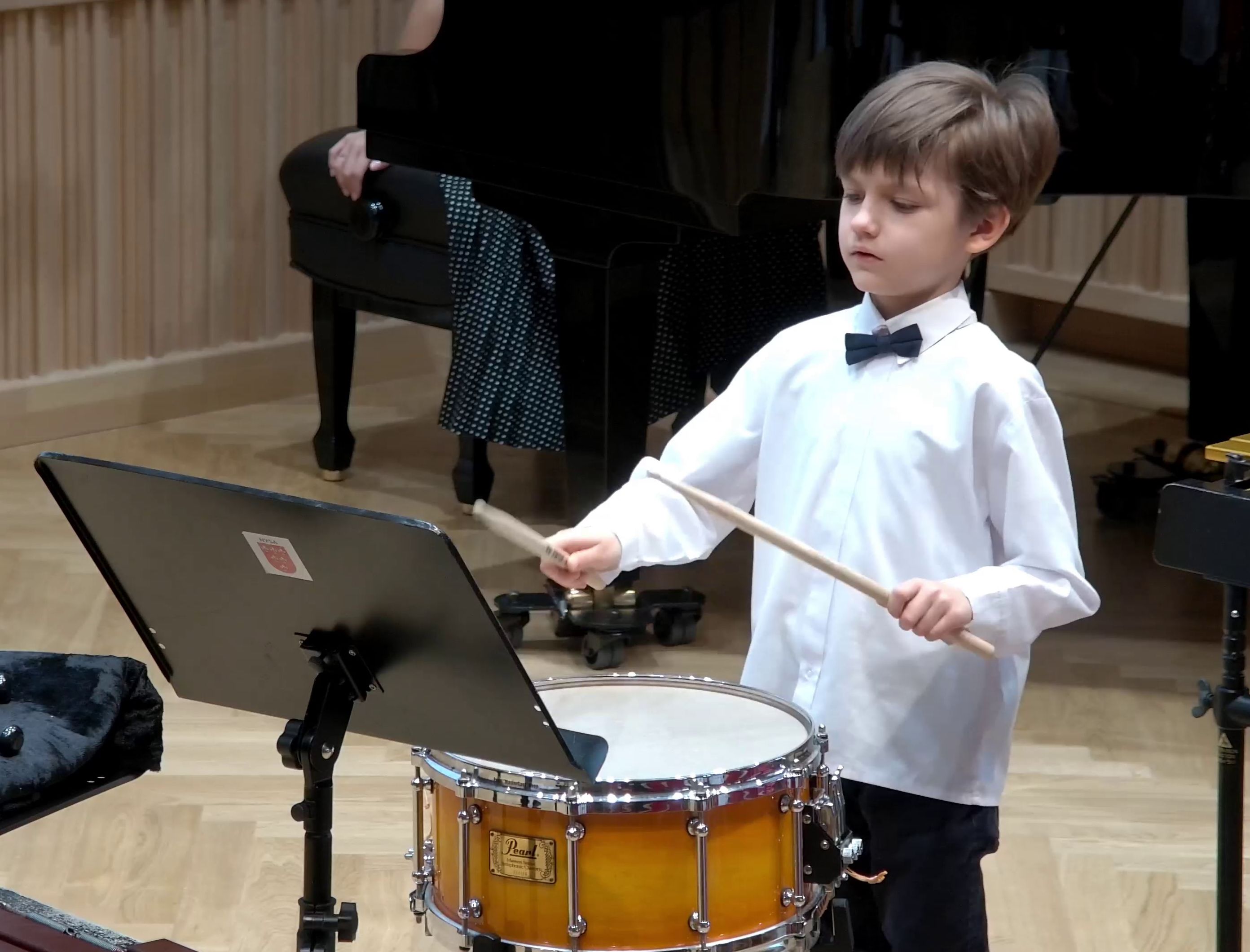 Zdjęcie. Na estradzie na werblu gra mały perkusista.