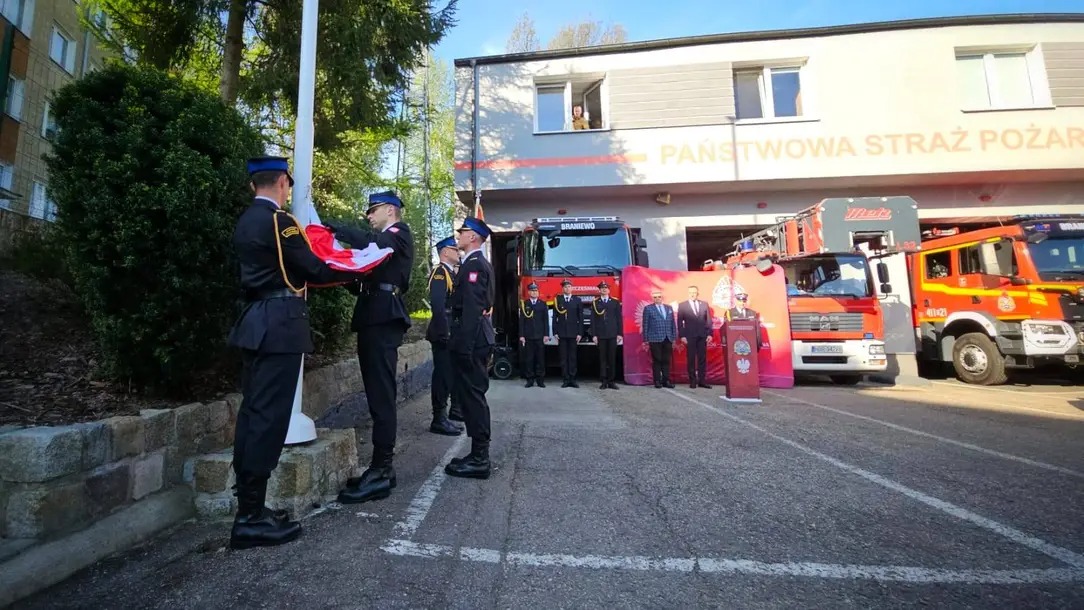 2 maja - uroczyste podniesienie Flagi w jednostce Państwowej Straży Pożarnej w Braniewie