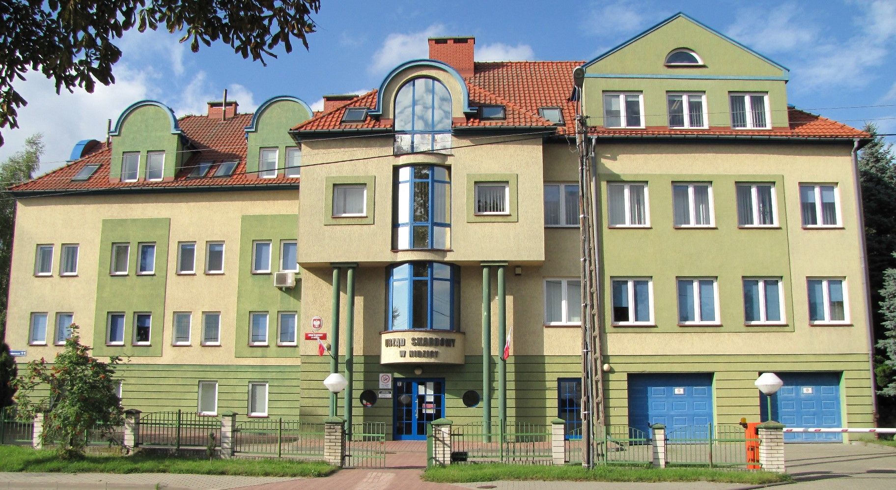 Fasada budynku, w którym znajduje się siedziba Urzędu Skarbowego w Nidzicy.