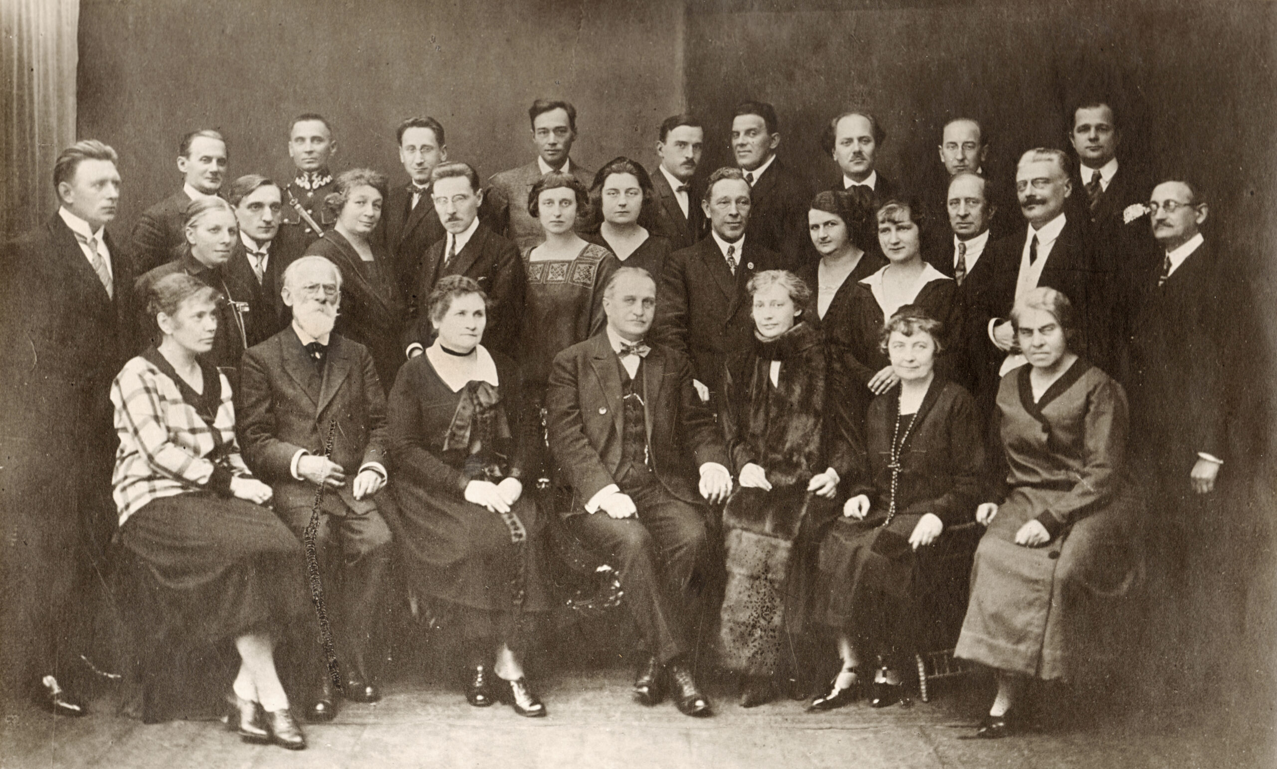 Grono pedagogów poznańskiego Konserwatorium za dyrekcji Henryka Opieńskiego. Wacław Piotrowski - pierwszy z prawej. Źródło Archiwum Akademii Muzycznej im. I. J. Paderewskiego w Poznaniu