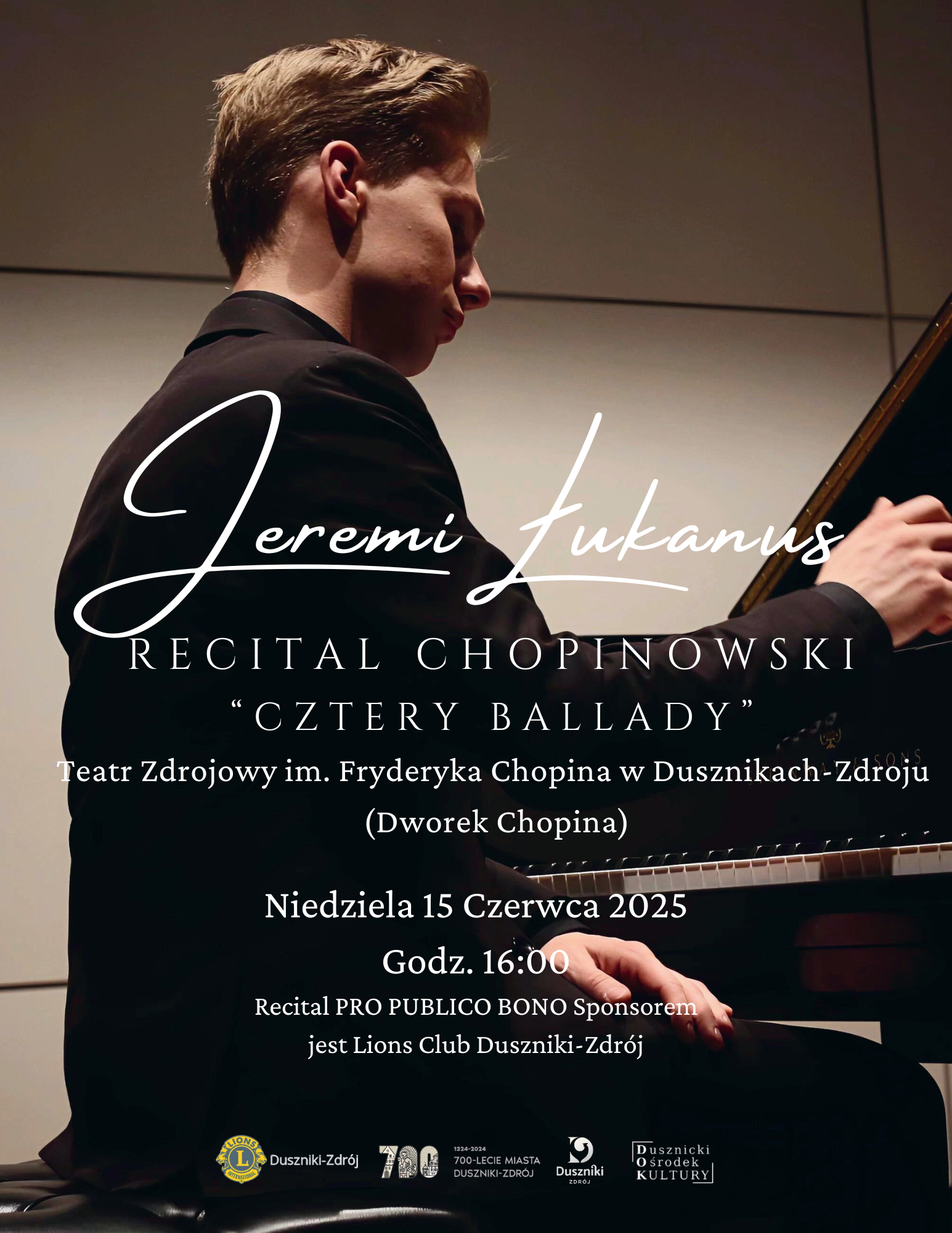 Plakat na czarnym tle z mężczyzną grającym na fortepianie oraz informacją tekstową dotyczącą recitalu fortepianowego Jeremiego Lukanusa, który odbędzie się 16 czerwca 2025 w Dusznikach-Zdrój