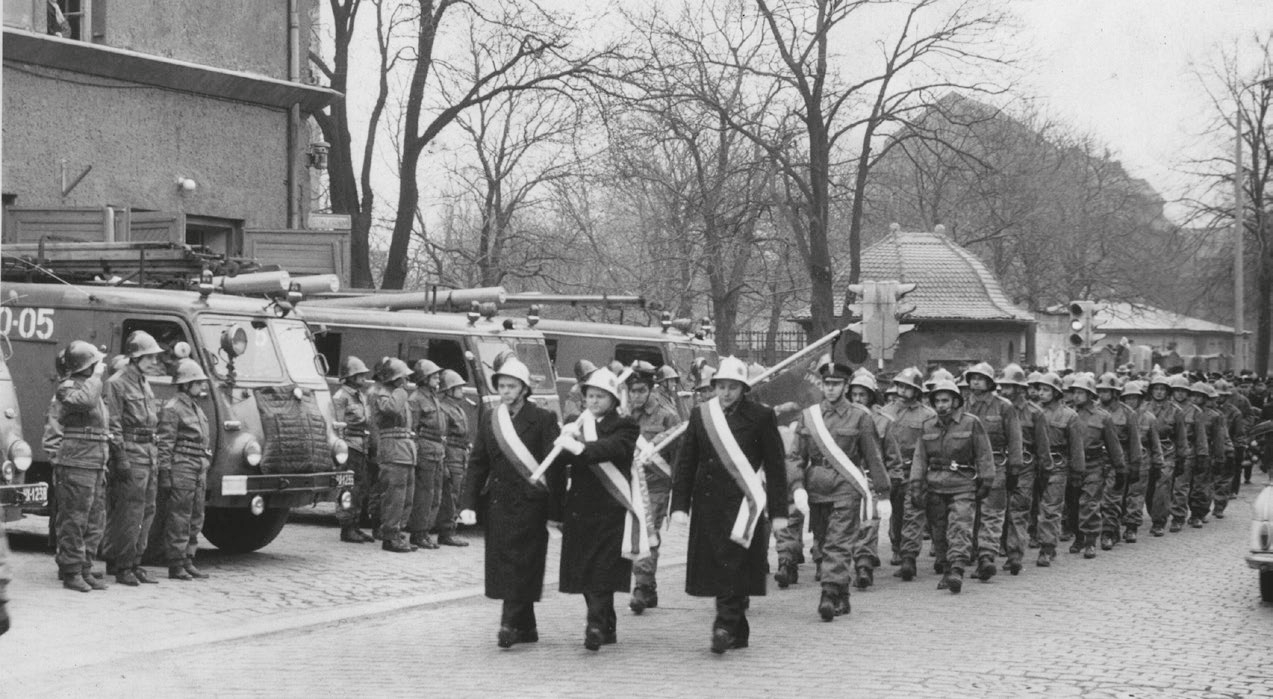 Zdjęcie przedstawia defiladę pożarnicza przed komendą na ul. Ozimskiej 53
