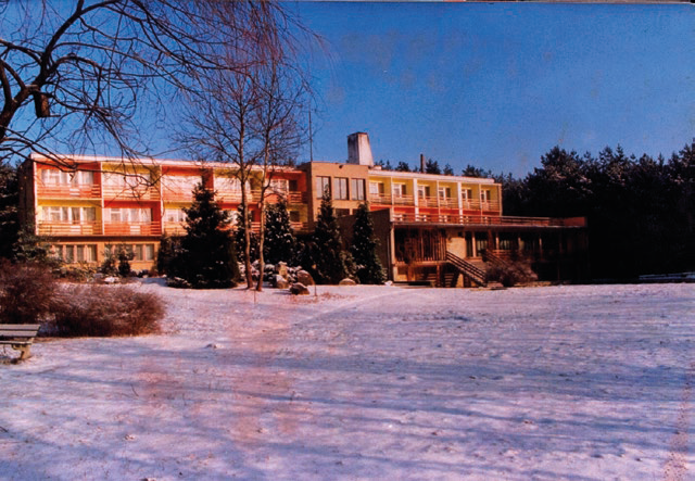 Zdjęcie przedstawia Ośrodek w Turawie w scenerii zimowej.