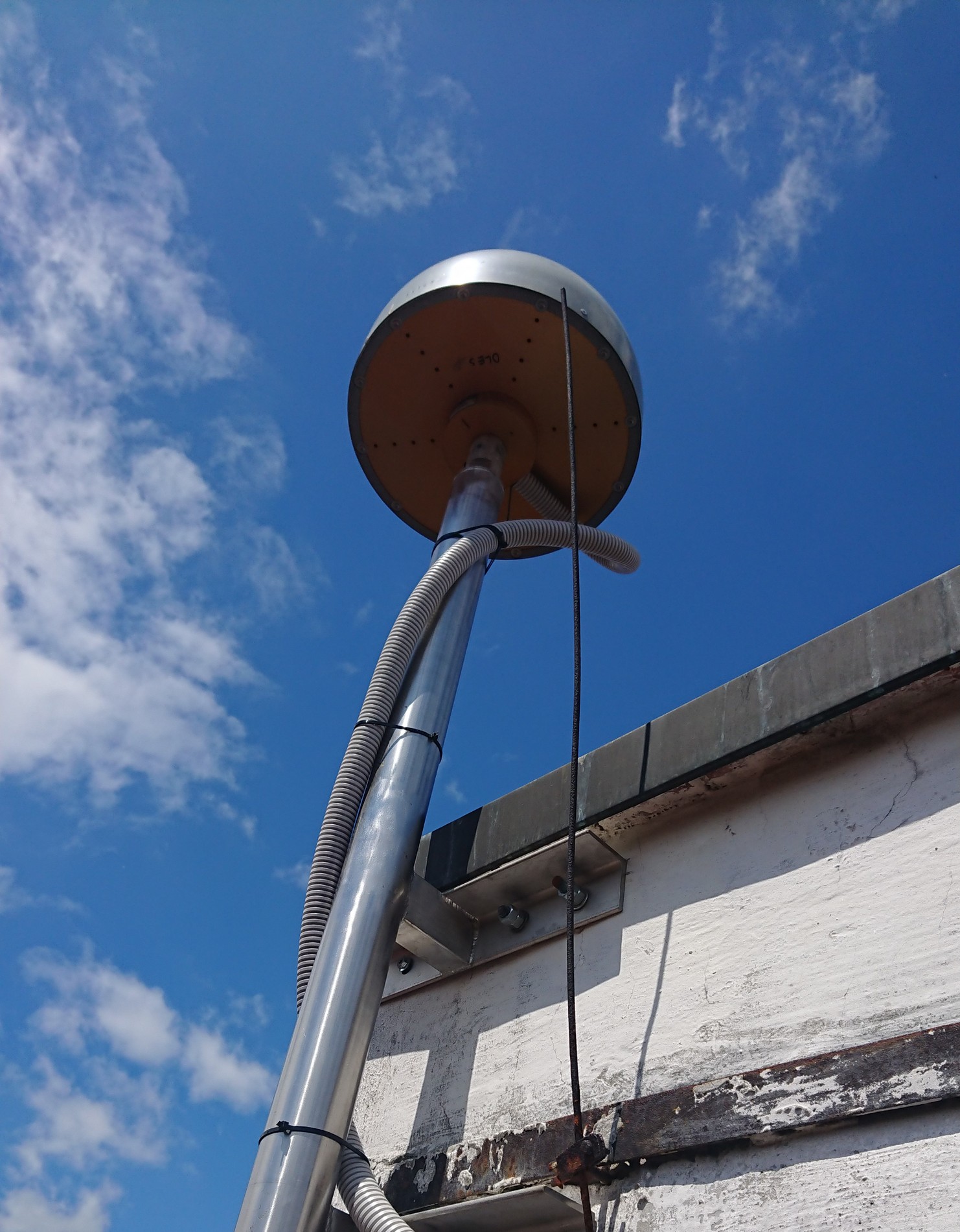 Zdjęcie przedstawia masz anteny GNSS stacji referencyjnej systemu ASG-EUPOS w Oleśnicy. 