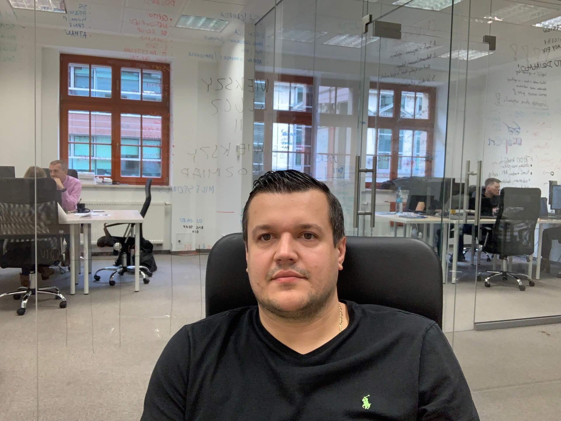 Sebastian Krakowski, założyciel i prezes spółki Cypherdog, podczas pracy w biurze