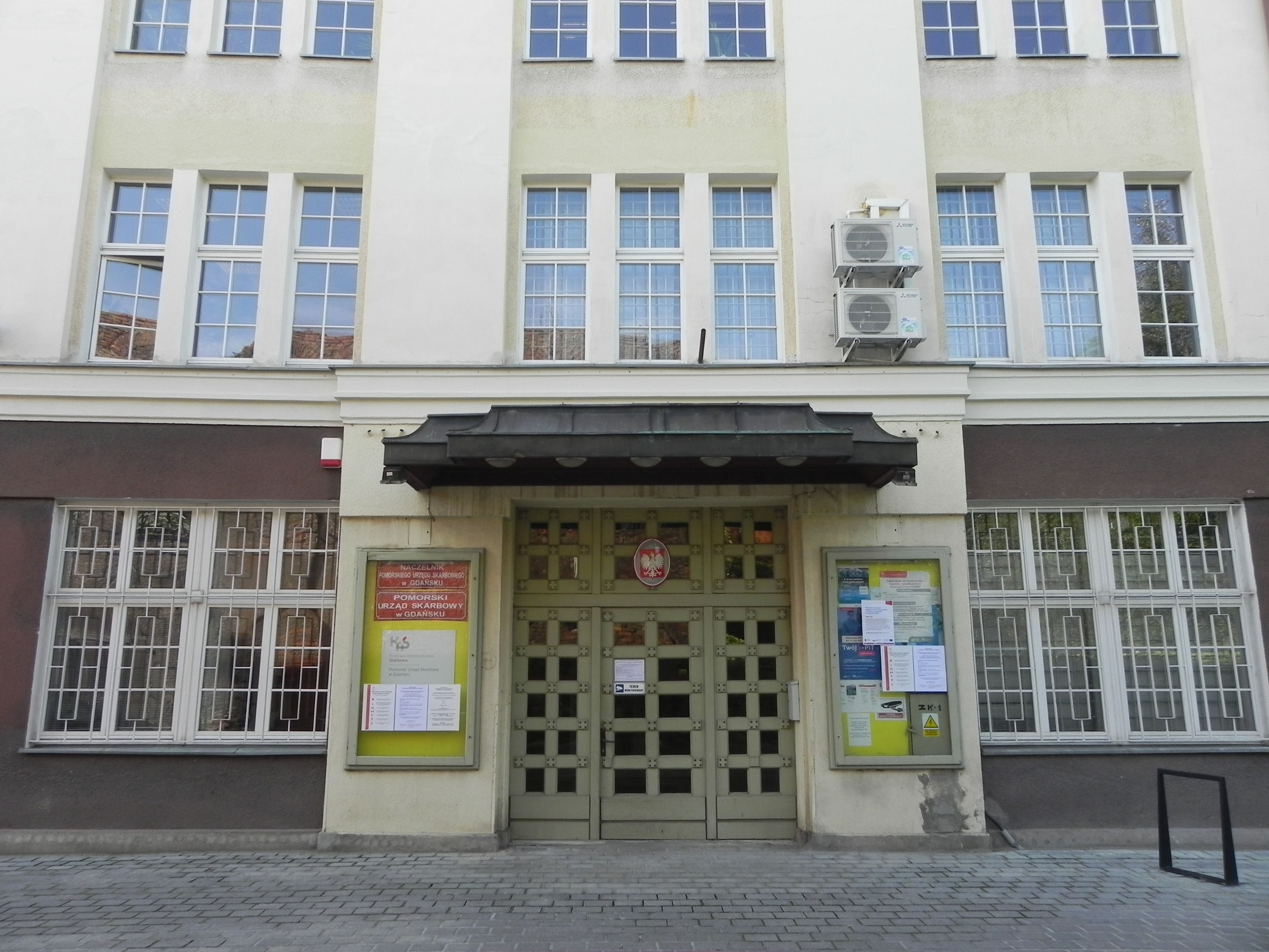 Wejście do budynku Pomorskiego Urzędu Skarbowego w Gdańsku