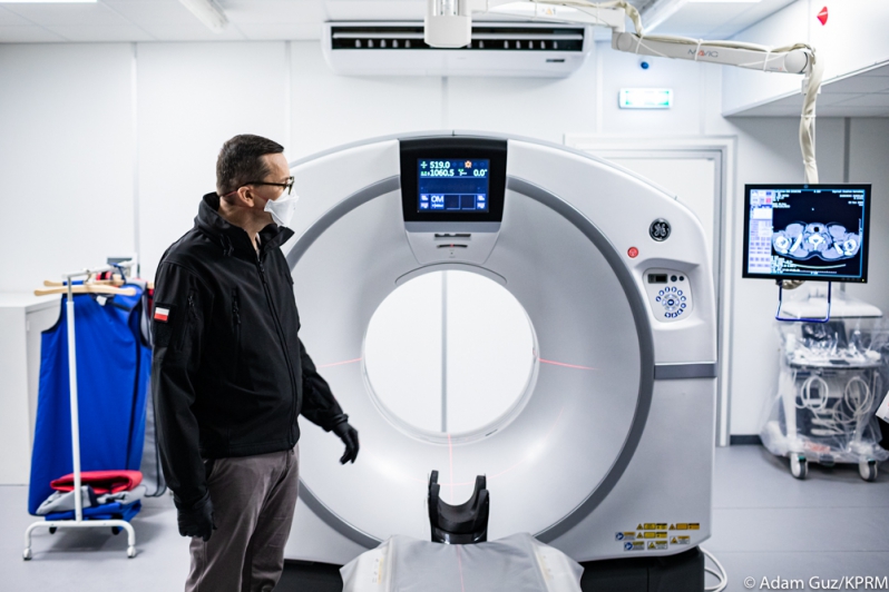Premier Mateusz Morawiecki ogląda salę z tomografem w szpitalu tymczasowym na Stadionie Narodowym
