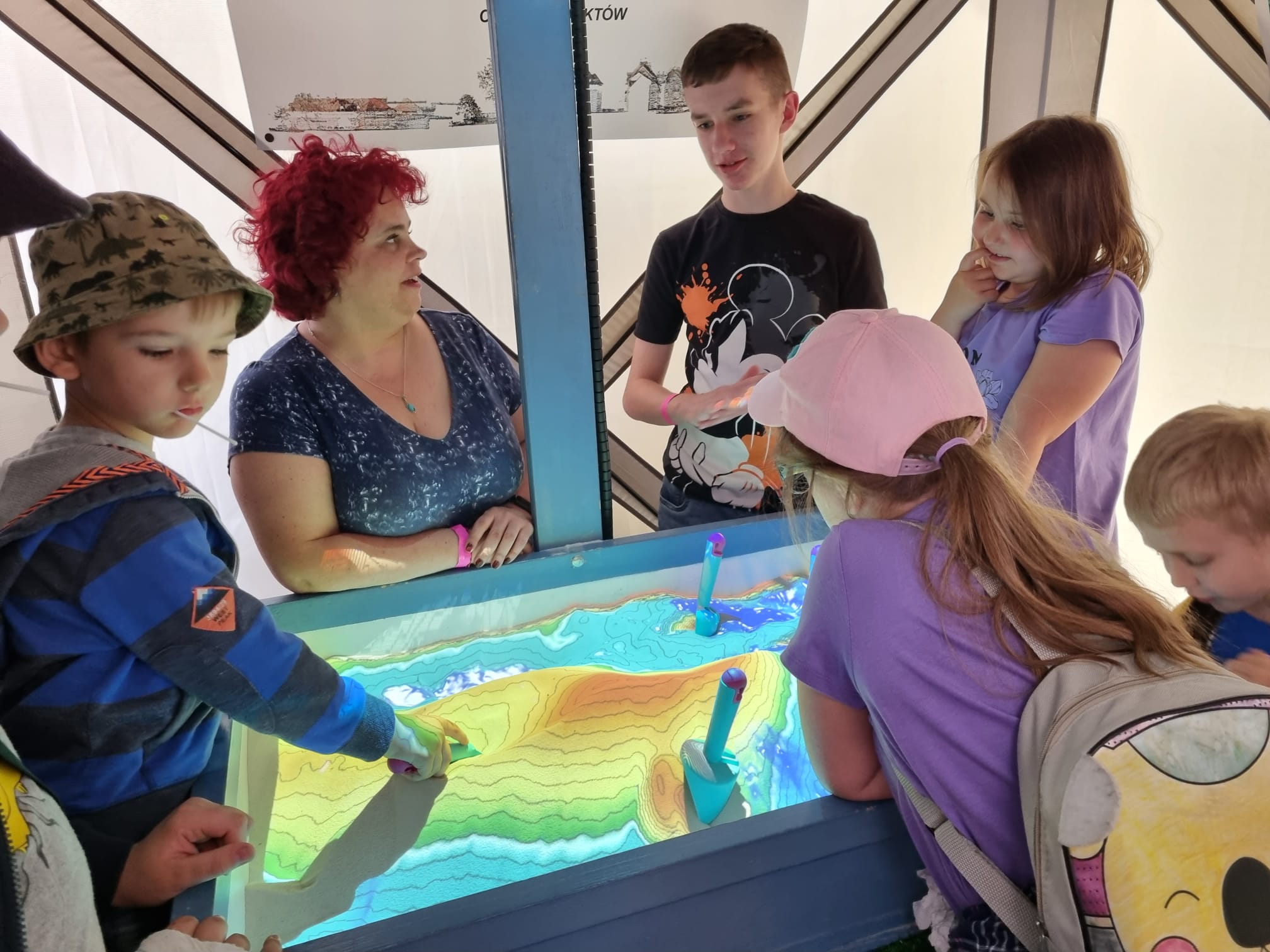 Zdjęcie przedstawia atrakcje stoiska GUGiK podczas 26. Pikniku Naukowego Polskiego Radia i Centrum Nauki Kopernik