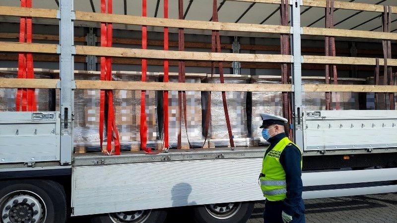 Inspektor kontroluje zabezpieczenie ładunku.