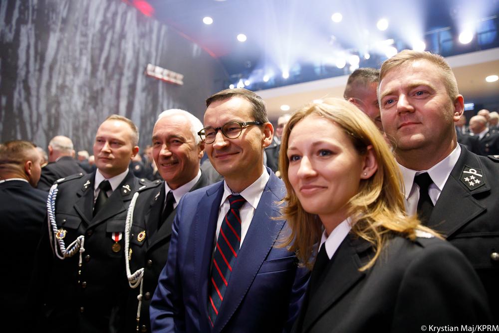 Premier ze strażakami.