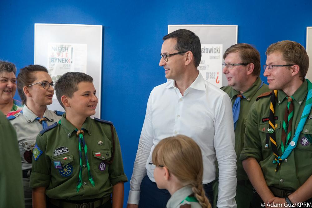 Premier Mateusz Morawiecki z harcerzami.