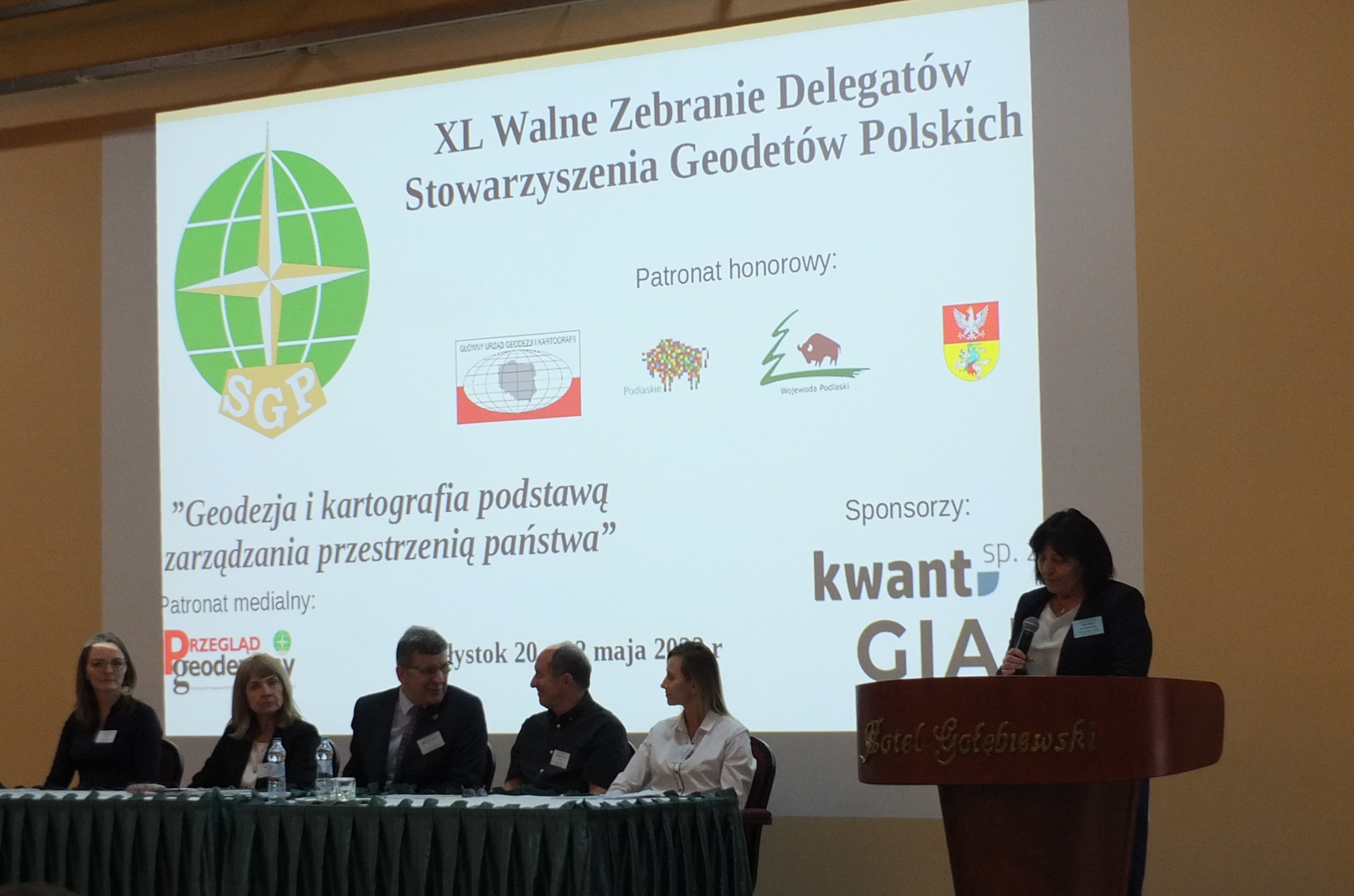 Alicja Kulka, p.o. Główny Geodeta Kraju przemawia podczas otwarcia XL Walnego Zebrania Delegatów Stowarzyszenia Geodetów Polskich 