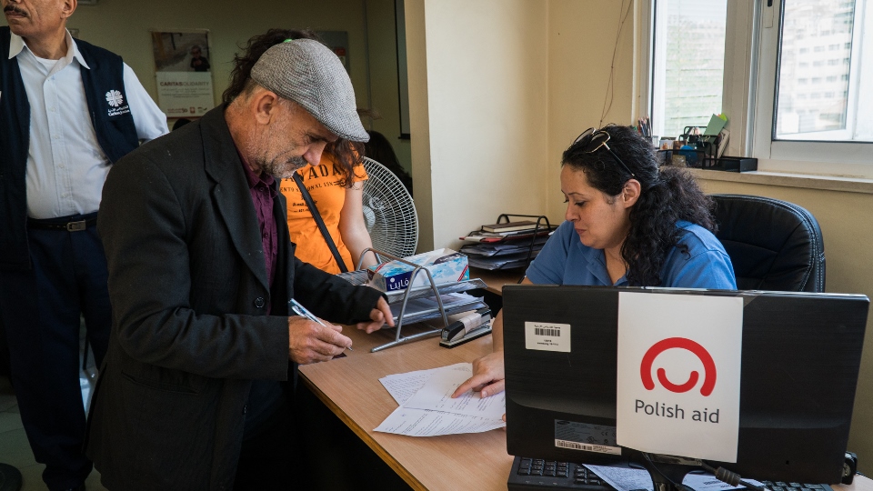 Receiving an ATM card in Jordan Fot Caritas Polska