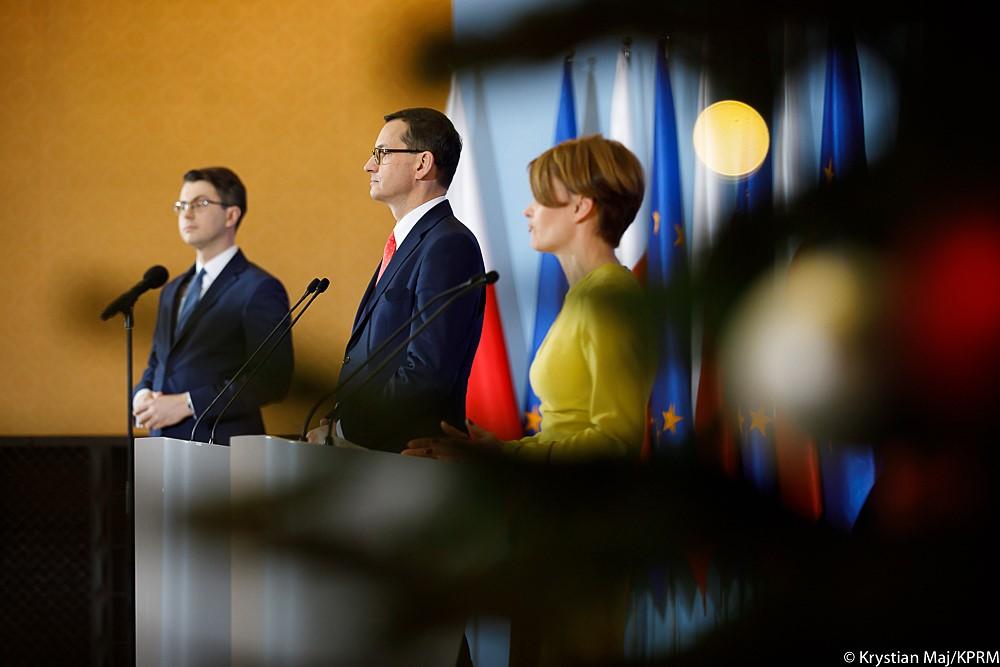 Od lewej: minister Piotr Muller, premier Mateusz Morawiecki oraz minister Jadwiga Emilewicz podczas konferencji prasowej.