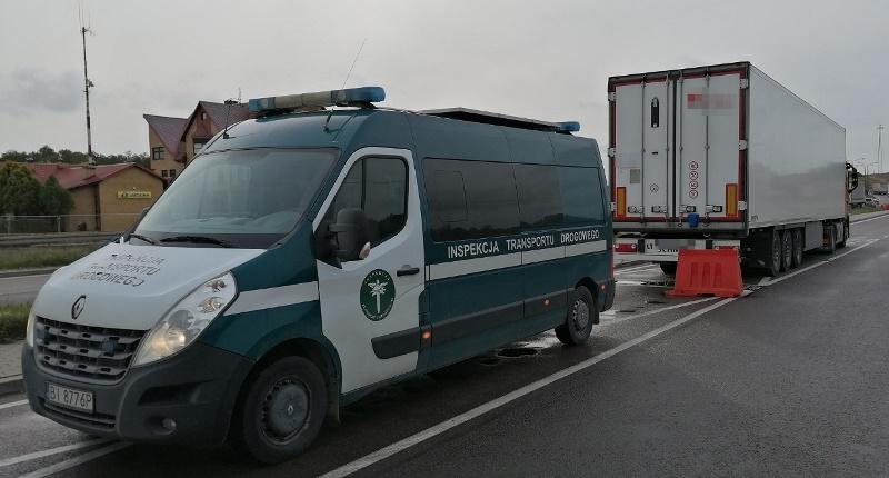 Radiowóz ITD i kontrolowana ciężarówka.