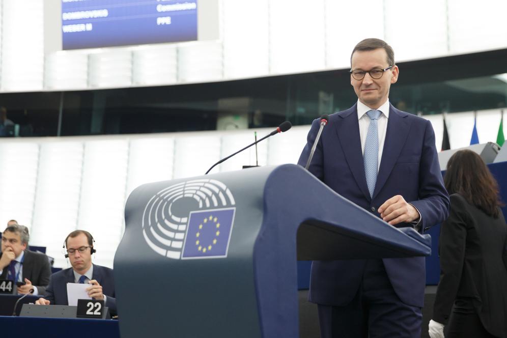 Premier Mateusz Morawiecki podchodzi do mównicy.