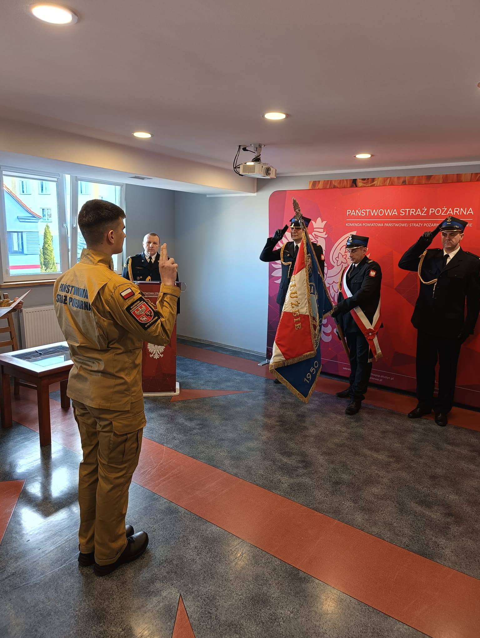 Ślubowanie nowo przyjętego strażaka Państwowej Straży Pożarnej 