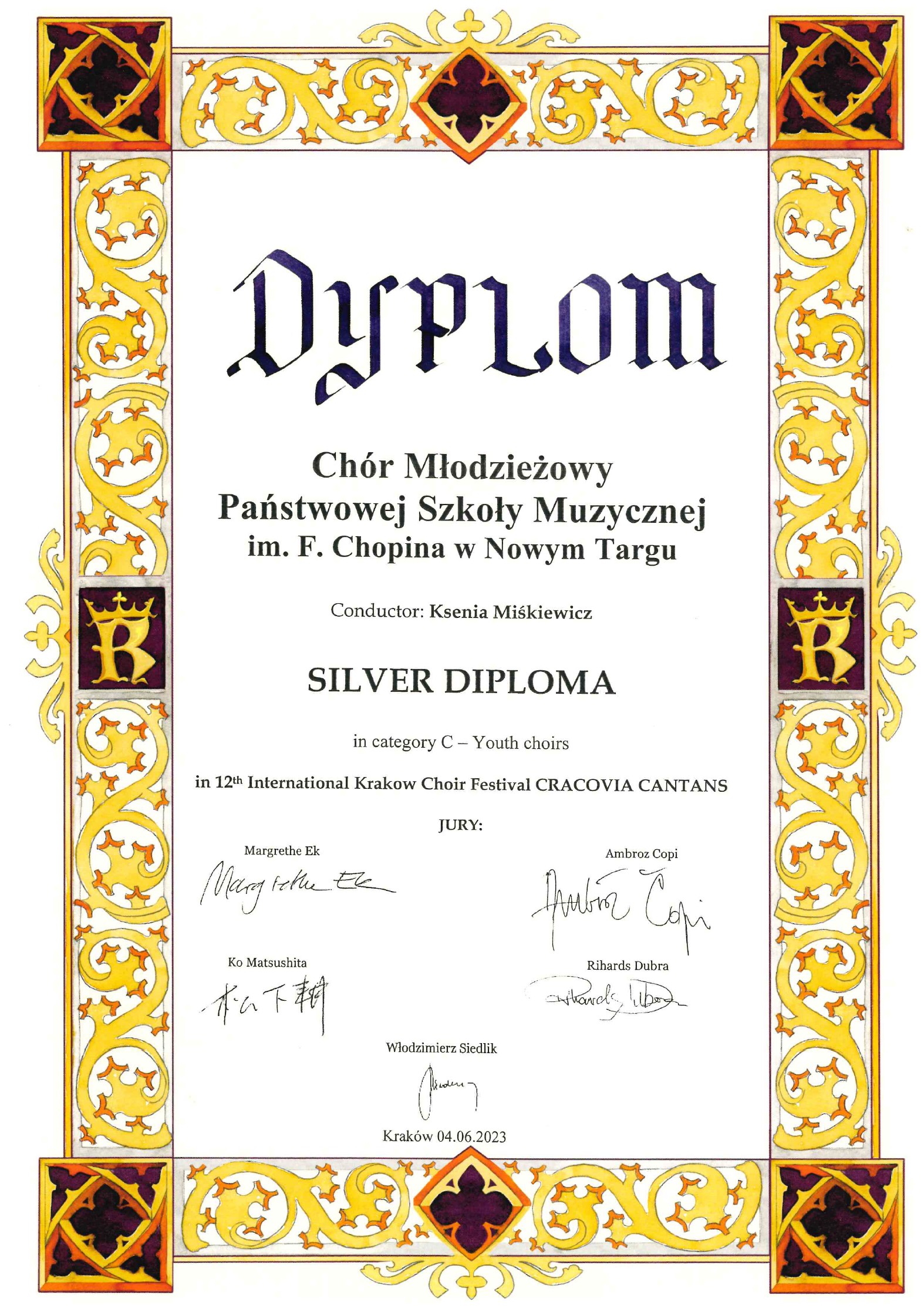 Dyplom na białym tle z ozdobioną ramką w kształcie esów w kolorze pomarańczowo-żółtą. W górnej części dyplomu pełna nazwa laureata, następnie dane dyrygenta, zdobyte miejsce, kategoria, w której bał udział chór. Dolna część to skład jury wraz z podpisami, Na samym dole Data i miejsce wydarzenia