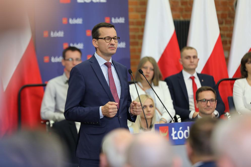 Premier Mateusz Morawiecki przy mównicy w Łodzi.