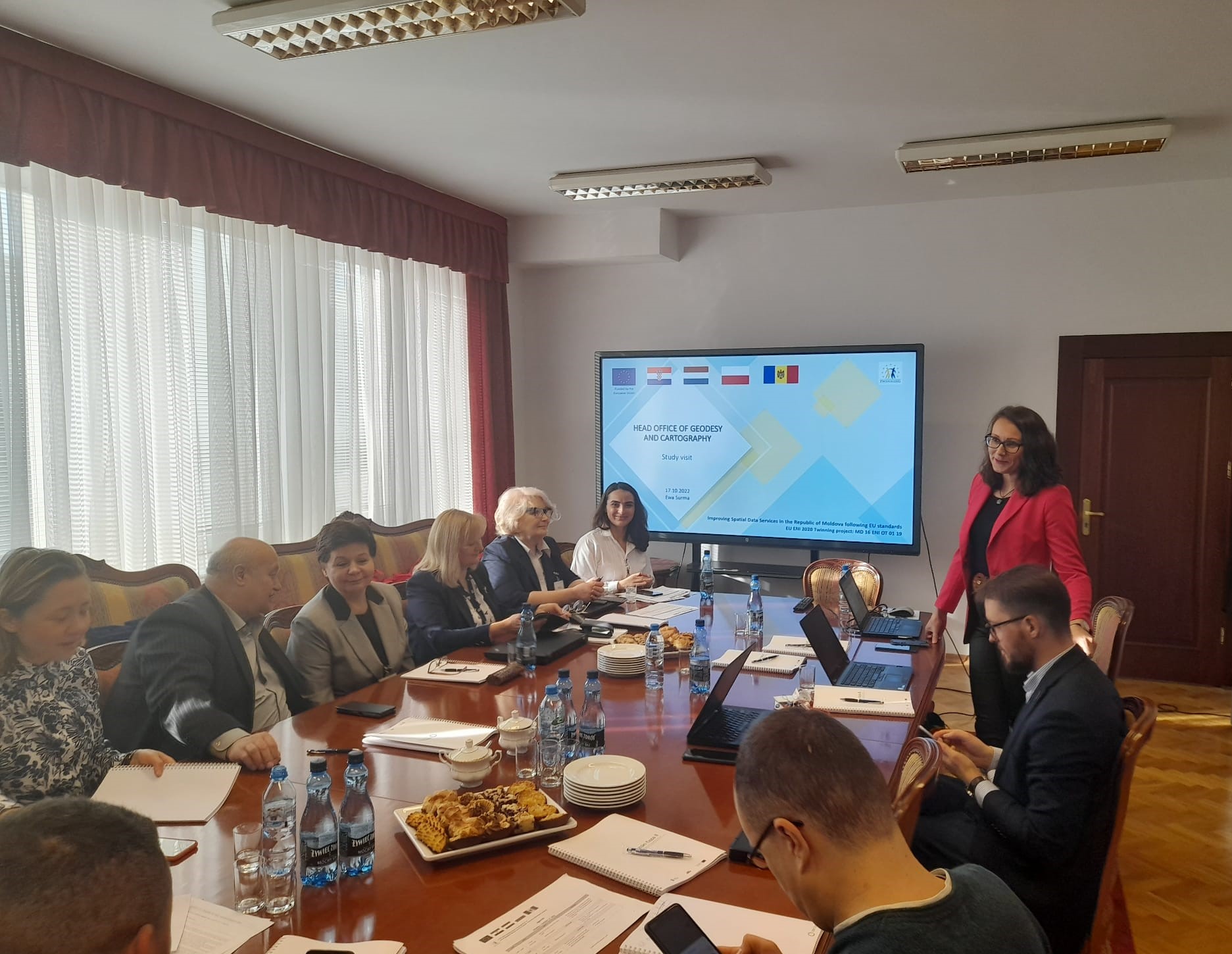 Dyrektor Departamentu Strategii, Współpracy Zagranicznej oraz Informacji Publicznej Ewa Surma wraz z pracownikami GUGiK oraz przedstawiciele różnych instytucji związanych z systemami informacji przestrzennej z Mołdawii podczas prezentacji na temat otwartych danych przestrzennych.