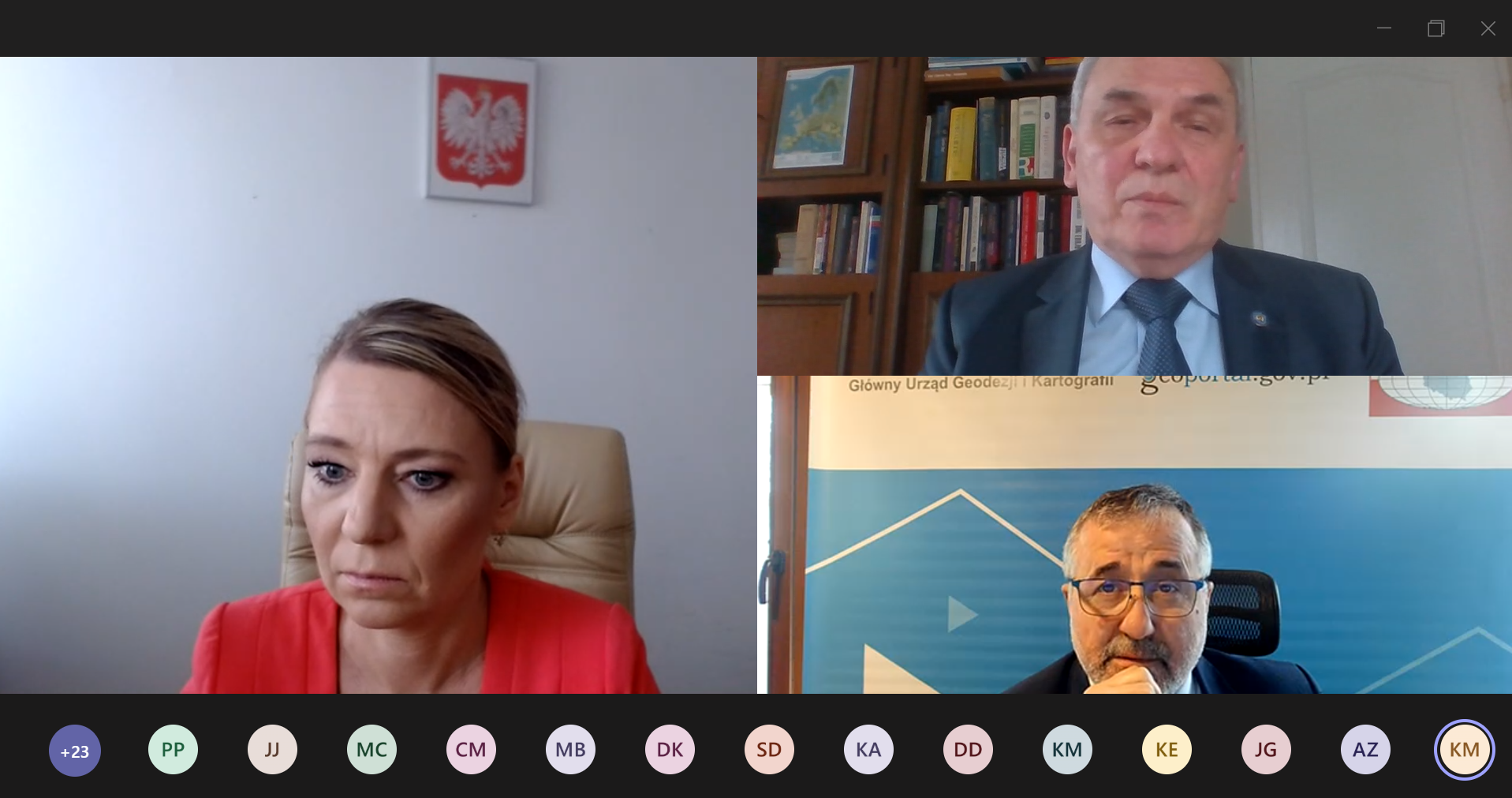 Ilustracja przedstawia zrzut ekranu z rozpoczecia konferencji, na którym widać p. o. Głównego Inspektora Nadzoru Budowlanego Dorotę Cabańską; Prezesa Polskiego Towarzystwa Informacji Przestrzennej dr. hab. Marka Baranowskiego, em. prof. IGiK; Głownego Geodetę Kraju dr. hab. inż. Waldemara Izdebskiego