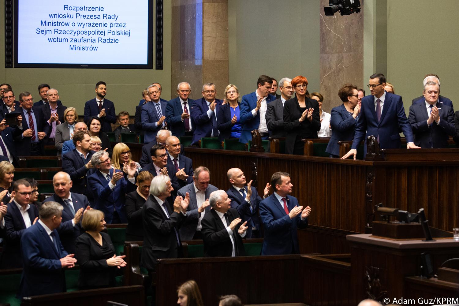 Posłowie i rząd w Sejmie.