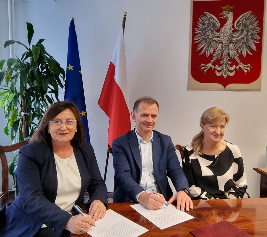 Główny Geodeta Kraju Alicja Kulka podpisuje porozumienie ze Stowarzyszeniem Geodetów Polskich reprezentowanym przez Prezesa SGP dr. hab. inż. Janusza Walo, prof. PW oraz Sekretarz Generalną Barbarę Kosińską. 