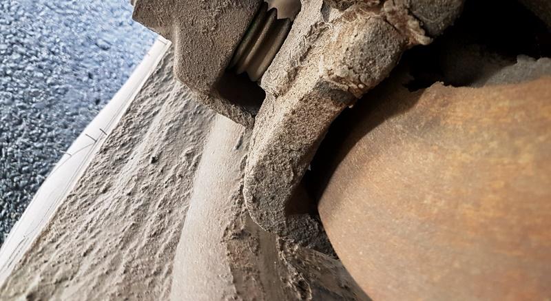 Przy jednym z kół słowackiej naczepy brakowało klocków hamulcowych.