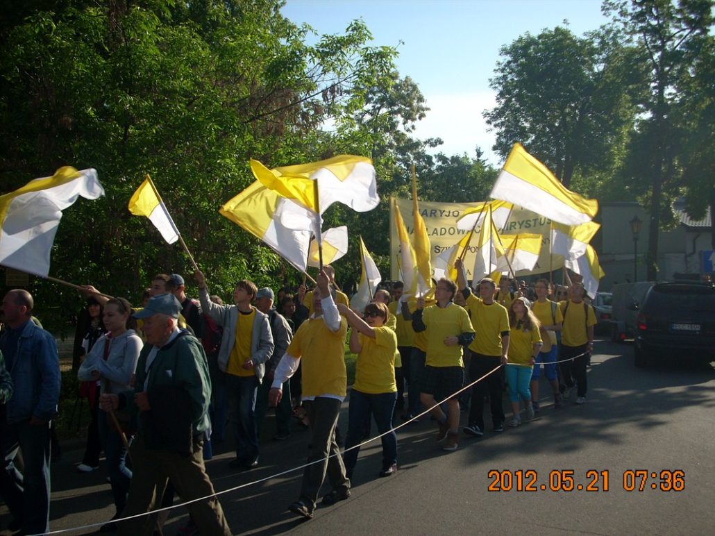 PIESZO NA JASNA GÓRĘ MŁODZI SZLI…