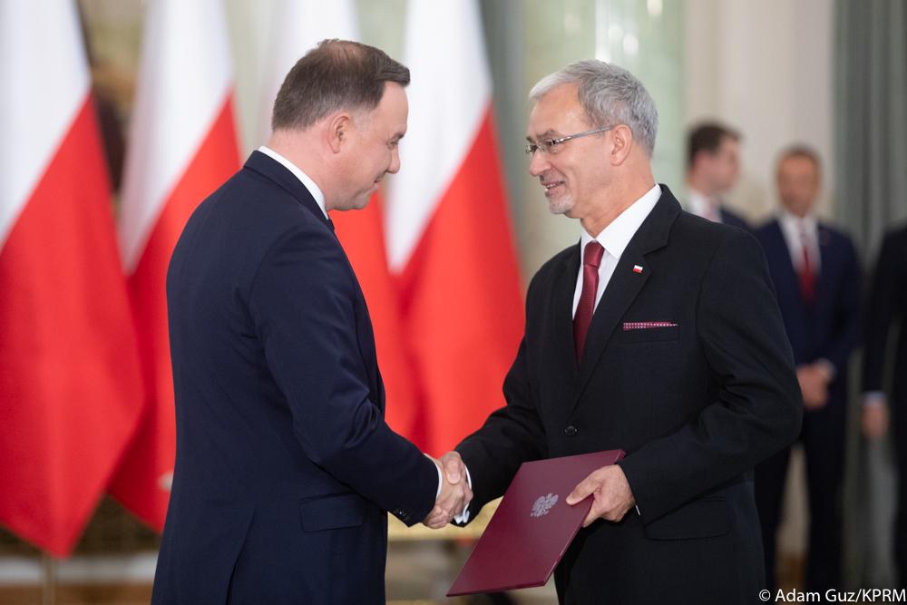 Prezydent ściska dłoń min. Kwiecińskiego.