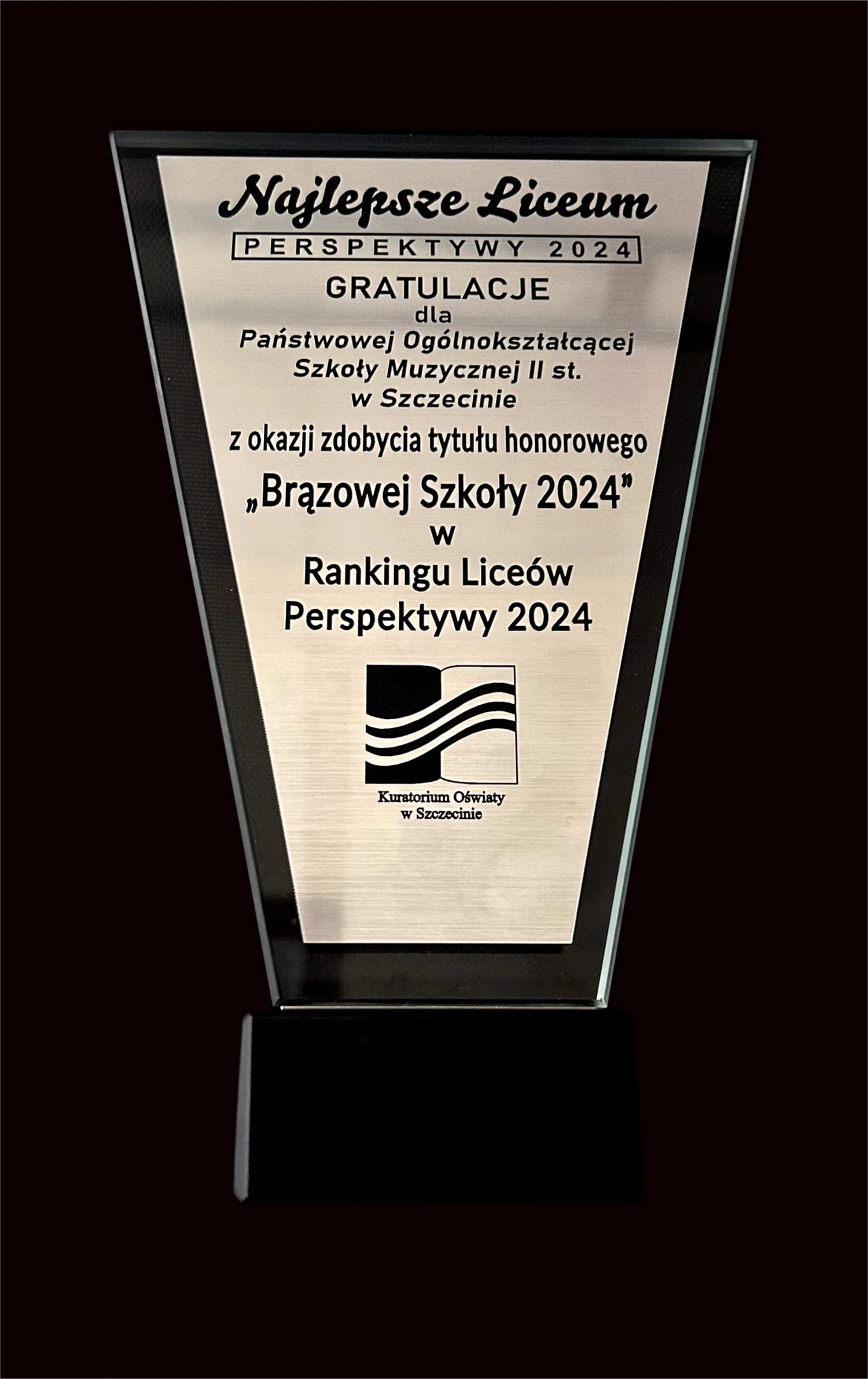 Zdjęcie przedstawia Statuetkę honorującą Brązową Szkołę w rankingu Perspektyw 2024