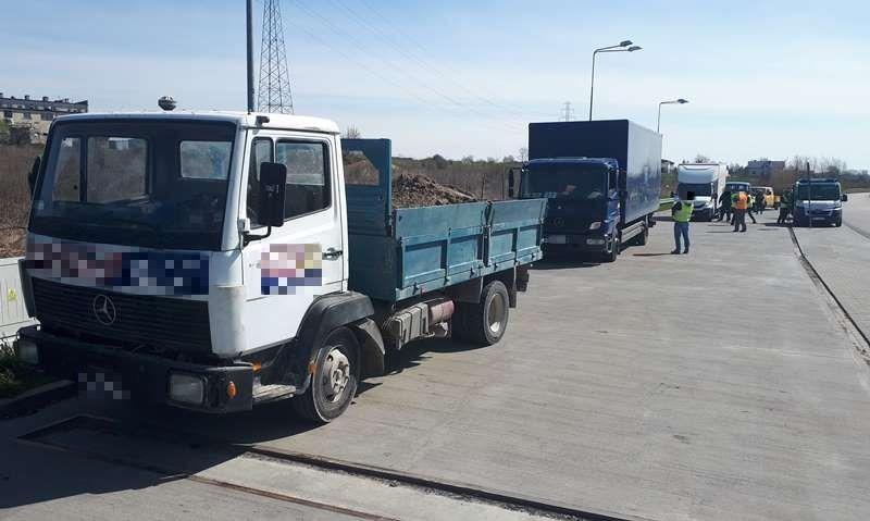 We wtorek rano inspektorzy ITD ważyli pojazdy zatrzymane w różnych częściach Radomia. 