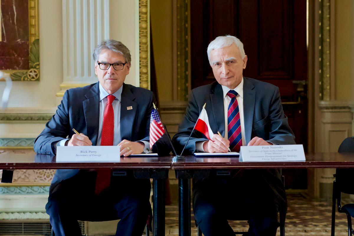 Piotr Naimski oraz Rick Perry poczas podpisywania umowy.