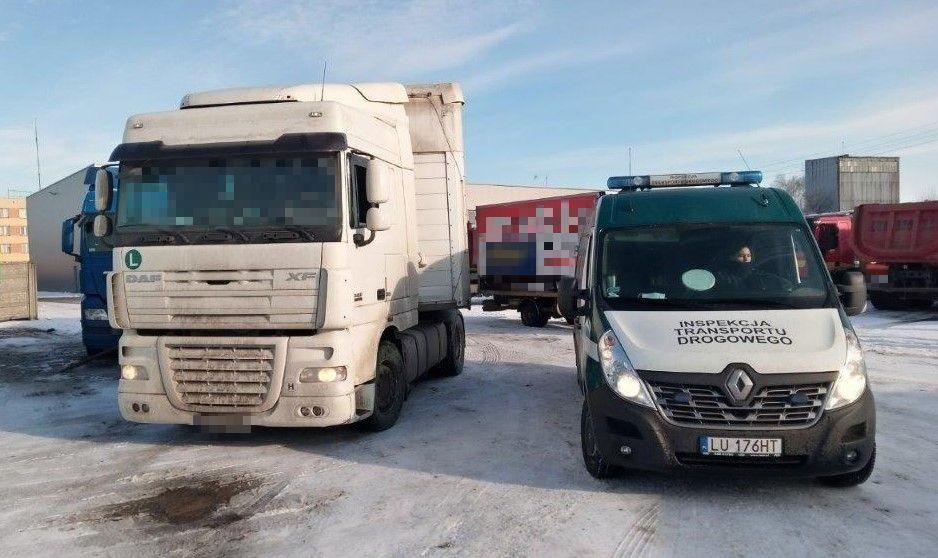 Zatrzymana ciężarówka do kontroli i radiowóz ITD.