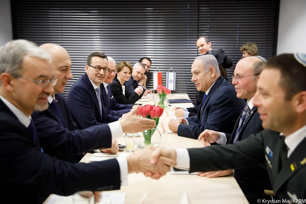 Premier Mateusz Morawiecki i premier Benjamin Netanyahu podczas spotkania z delegatami.