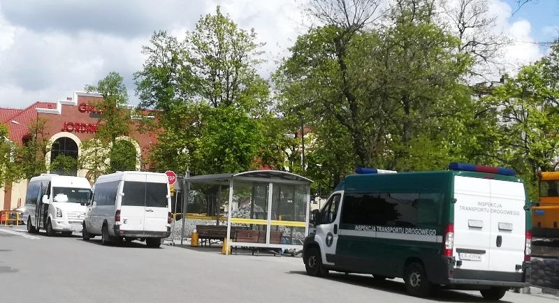 Radiowóz ITD i dwa białe busy