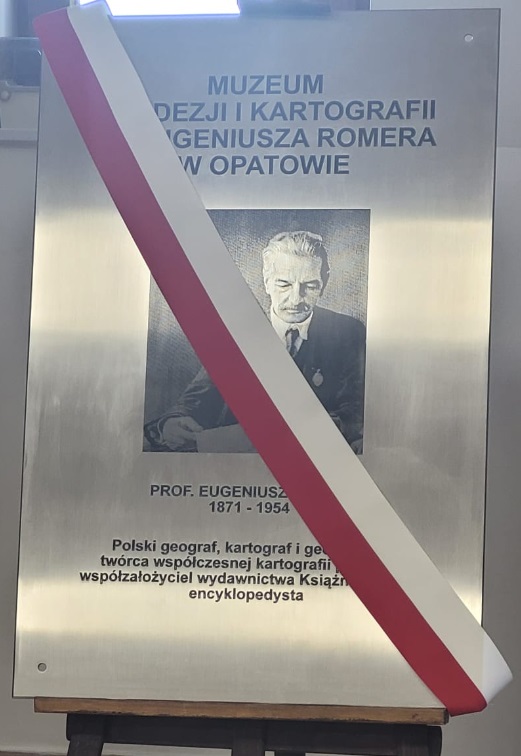 Tablica upamiętniająca nadanie muzeum imienia Eugeniusza Romera.