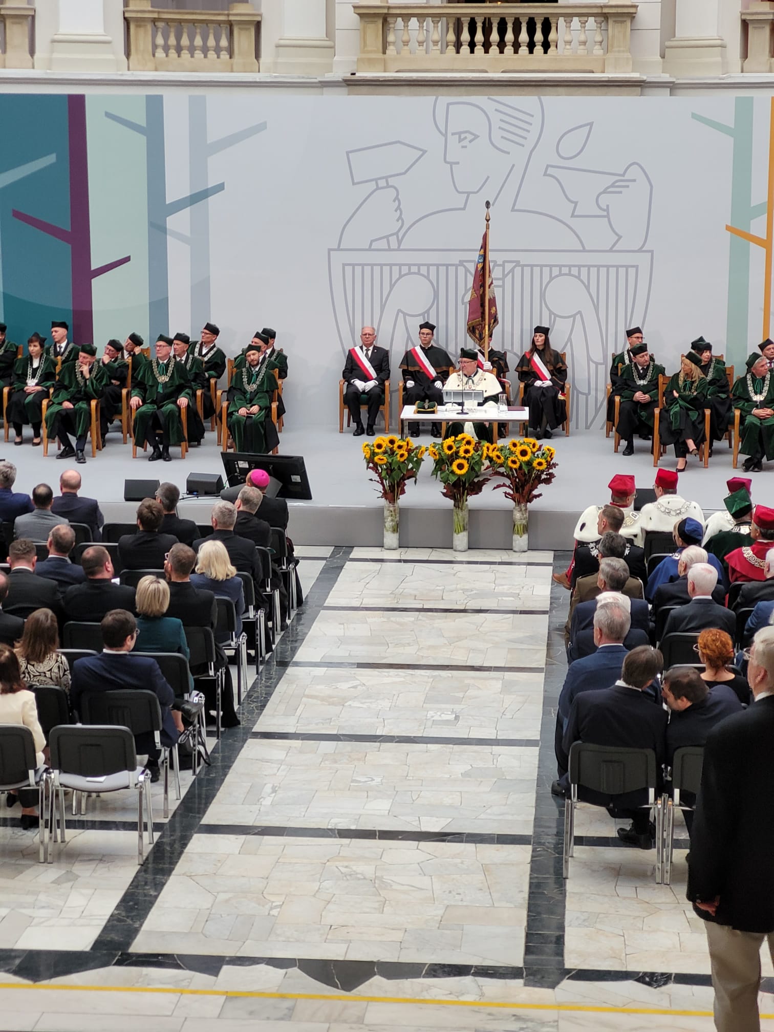Zdjęcie przedstawia inaugurację roku akademickiego w auli Politechniki Warszawskiej