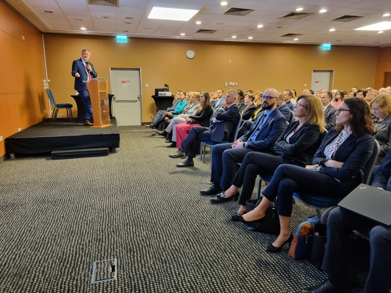 Główny Geodeta Kraju dr. hab. inż. Waldemara Izdebski podczas Spotkania Służby Geodezyjnej i Kartograficznej oraz jej uczestnicy.