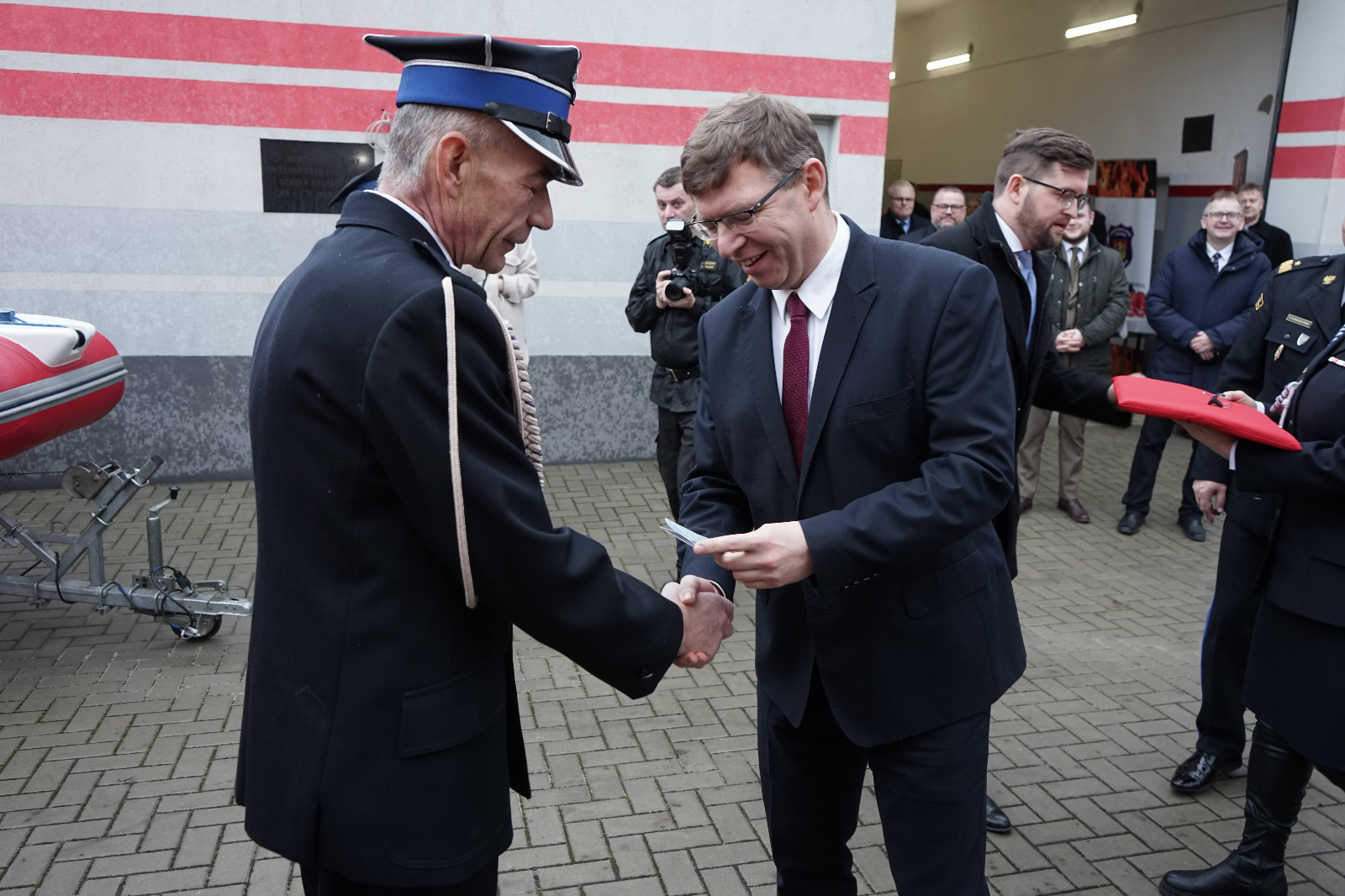 Przekazanie wyposażenia, pojazdu oraz łodzi dla strażaków OSP