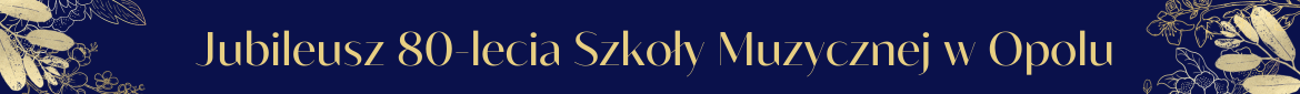Baner w ciemnej, granatowej kolorystyce z dekoracyjnymi złotymi motywami liści i kwiatów w narożnikach. Pośrodku eleganckim, odręcznym krojem widnieje napis: „Jubileusz 80-lecia Szkoły Muzycznej w Opolu”.