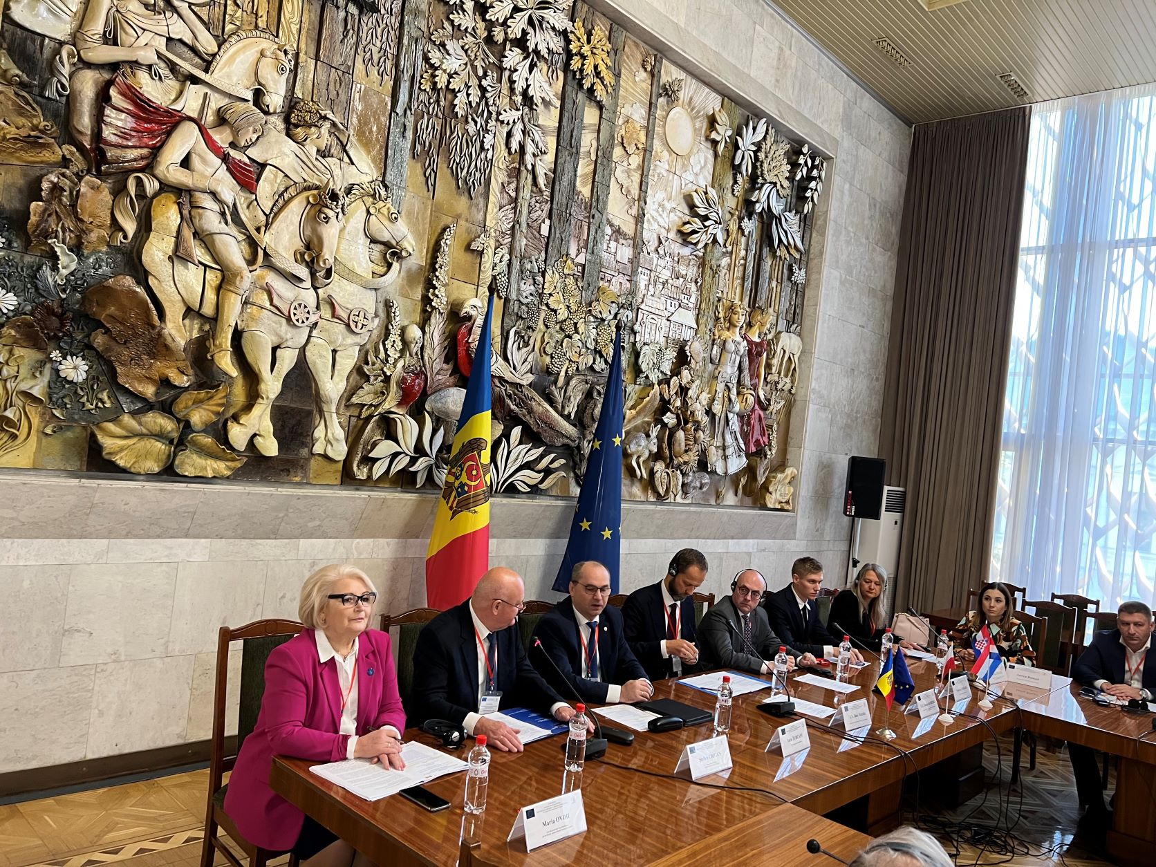 M.in. Iurie Turcanu, Wicepremier Mołdawii ds. Cyfryzacji, Janis Mazeiks, Ambasador Unii Europejskiej w Mołdawii oraz Tomasz Kobzdej, Ambasador Rzeczpospolitej Polskiej w Mołdawii podczas konferencji Improving Spatial Data Services in the Republic of Moldova following EU standards w Mołdawii