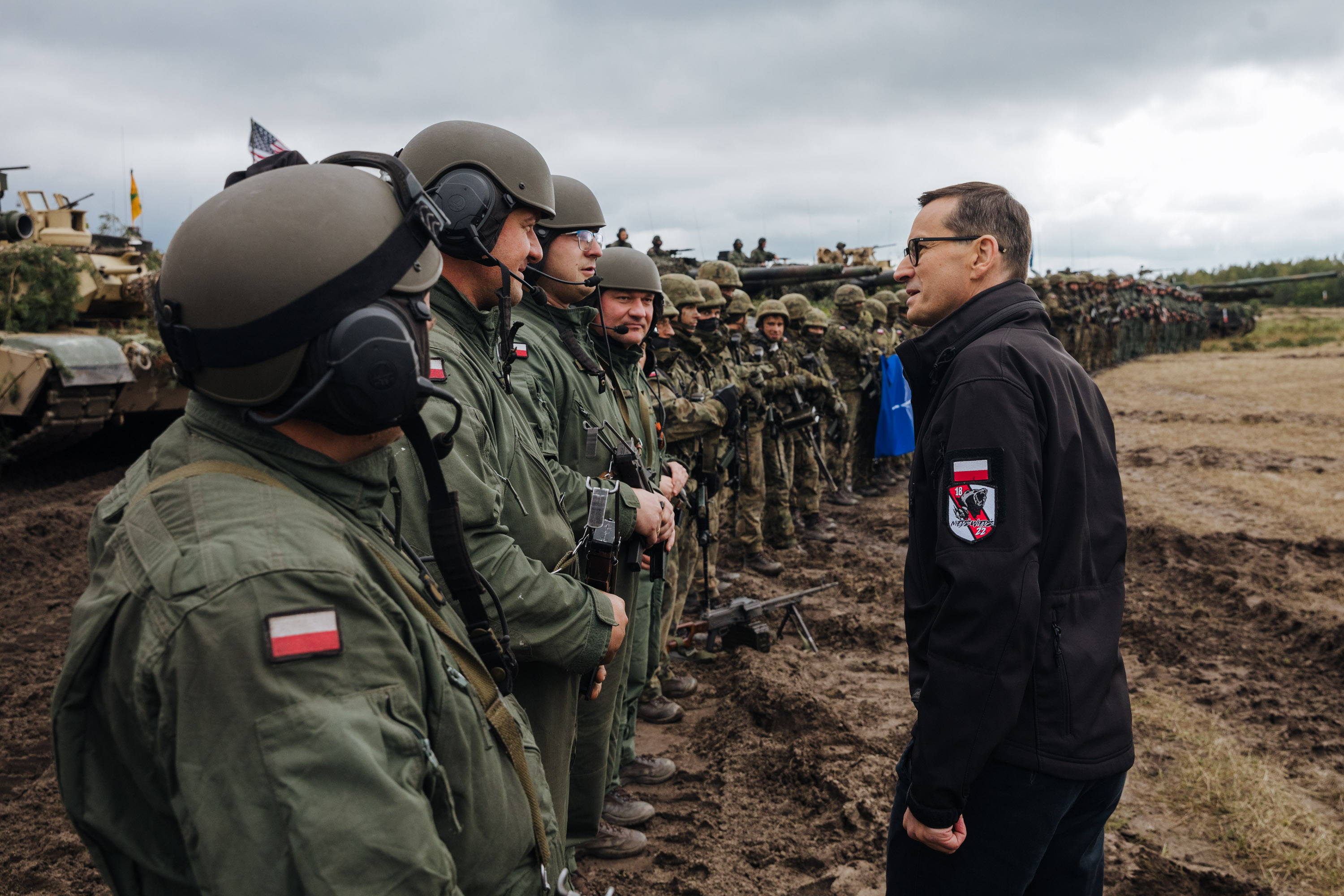 Premier Mateusz Morawiecki i żołnierze podczas ćwiczeń.